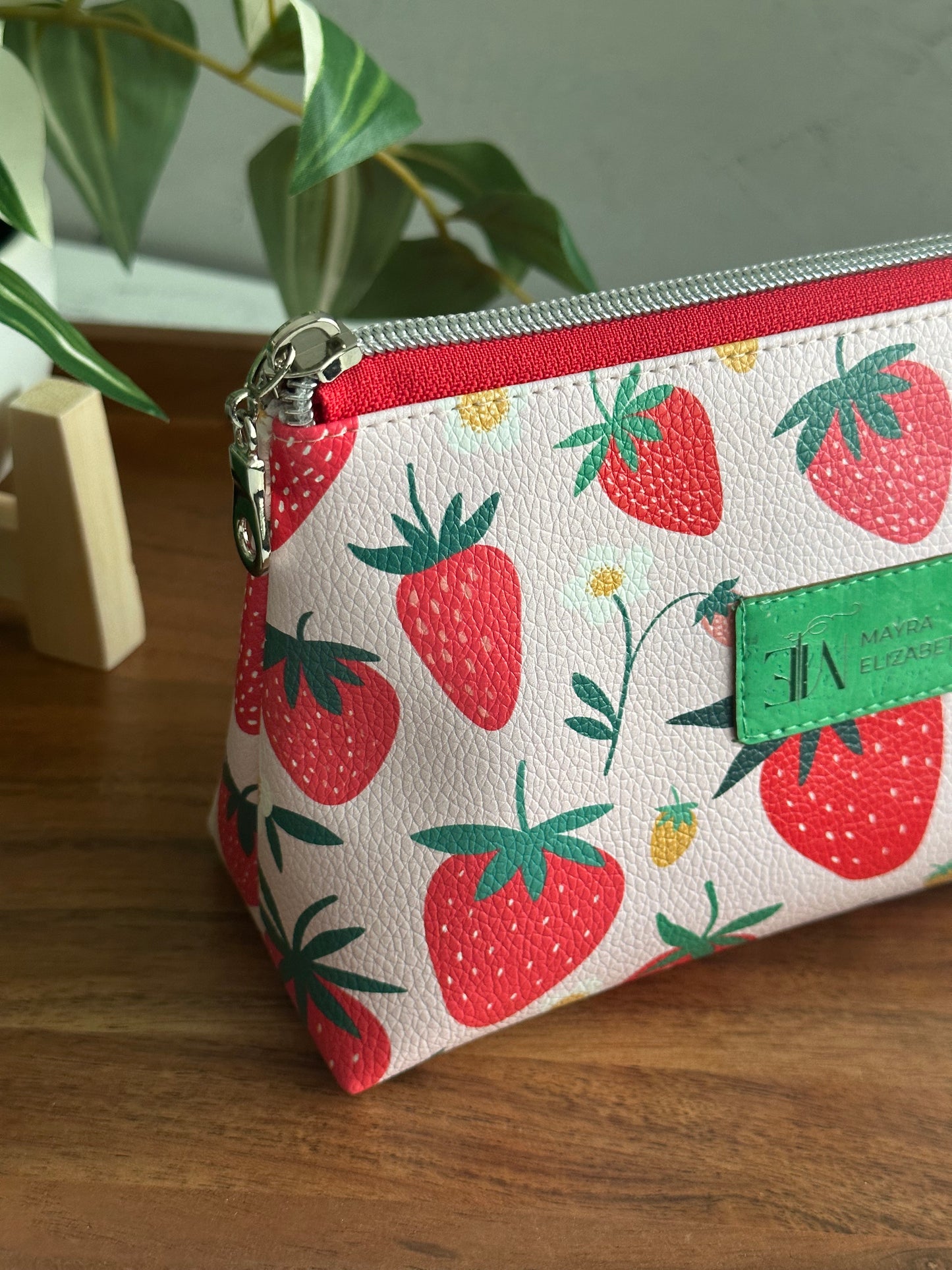 Lovely fresa makeup bag